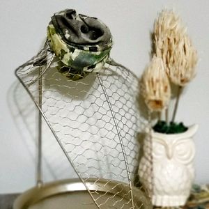 Mesh wire jewelry bust